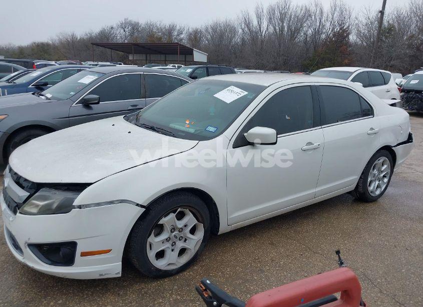 Photo 2 of 2010 Ford Fusion SE (VIN 3FAHP0HA9AR402943)
