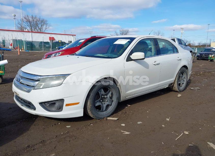 Photo 2 of 2010 Ford Fusion SE (VIN 3FAHP0HA9AR429527)