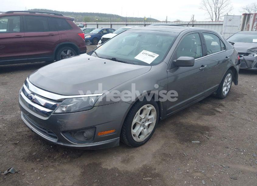 Photo 2 of 2010 Ford Fusion SE (VIN 3FAHP0HA9AR430936)