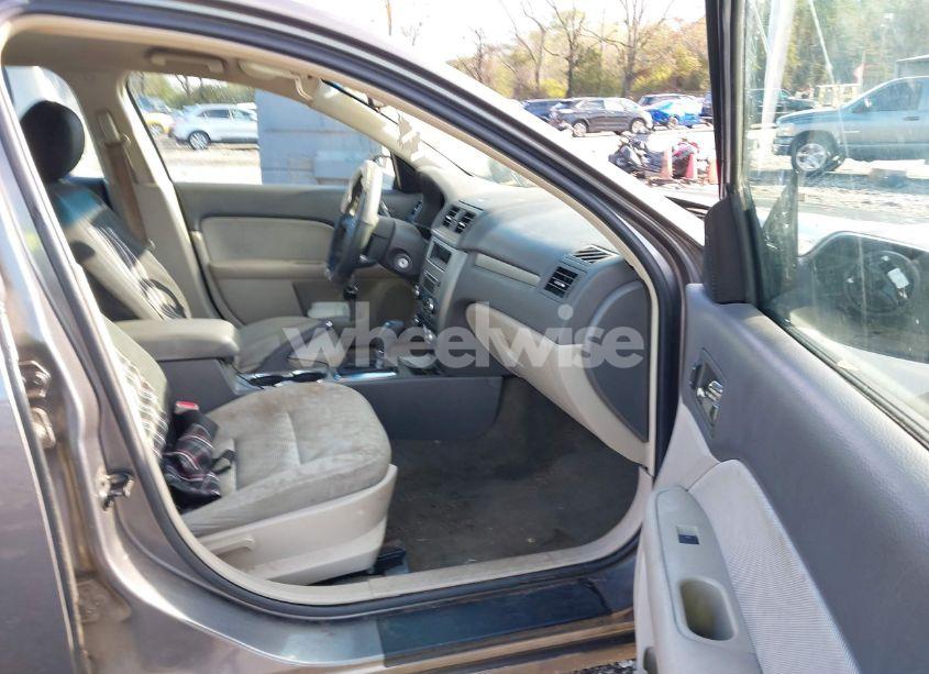 Photo 5 of 2011 Ford Fusion SE (VIN 3FAHP0HA9BR103051)