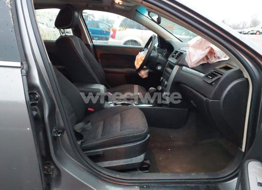 Photo 5 of 2011 Ford Fusion SE (VIN 3FAHP0HA9BR147650)