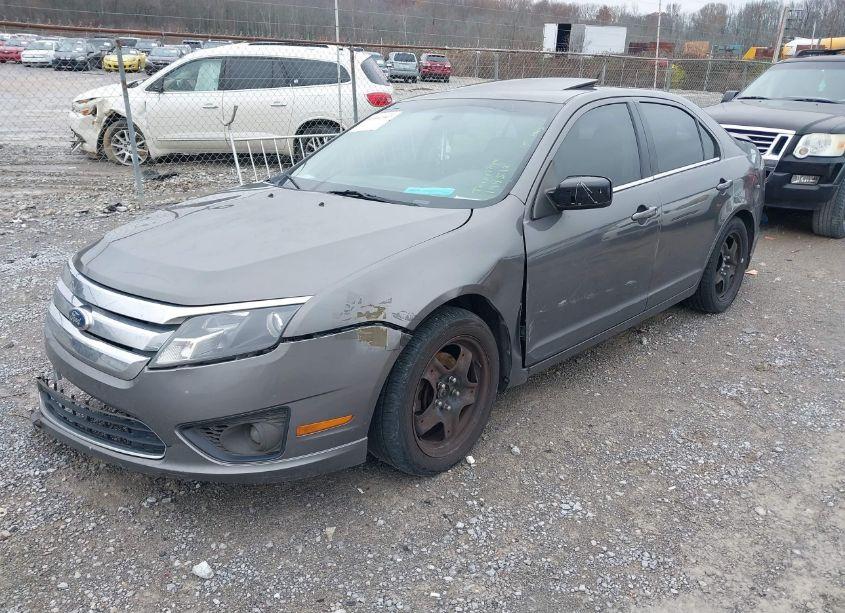 Photo 2 of 2011 Ford Fusion SE (VIN 3FAHP0HA9BR194516)
