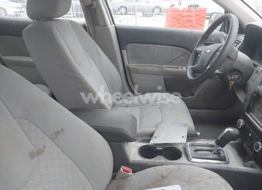 Photo 5 of 2011 Ford Fusion SE (VIN 3FAHP0HA9BR247974)