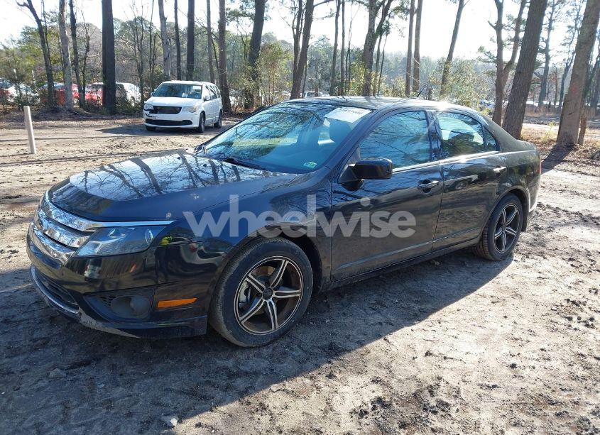 Photo 2 of 2010 Ford Fusion SE (VIN 3FAHP0HAXAR301944)