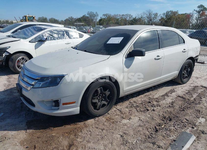 Photo 2 of 2010 Ford Fusion SE (VIN 3FAHP0HAXAR354093)