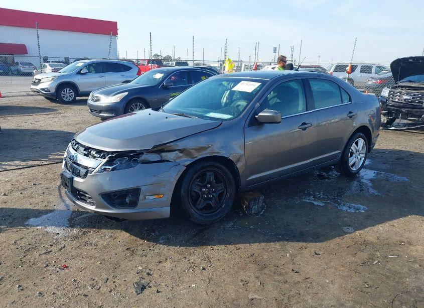 Photo 2 of 2010 Ford Fusion SE (VIN 3FAHP0HAXAR381424)