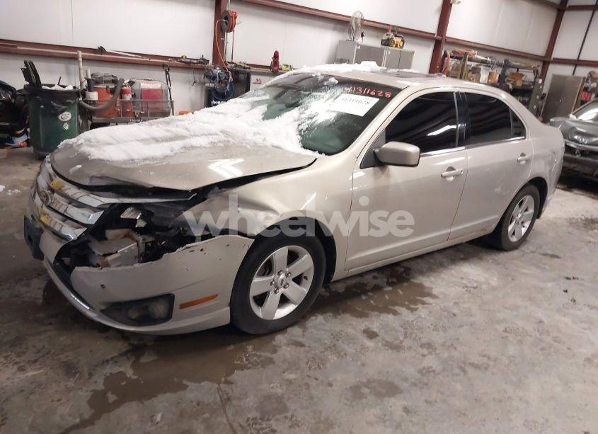 Photo 2 of 2010 Ford Fusion SE (VIN 3FAHP0HAXAR415524)