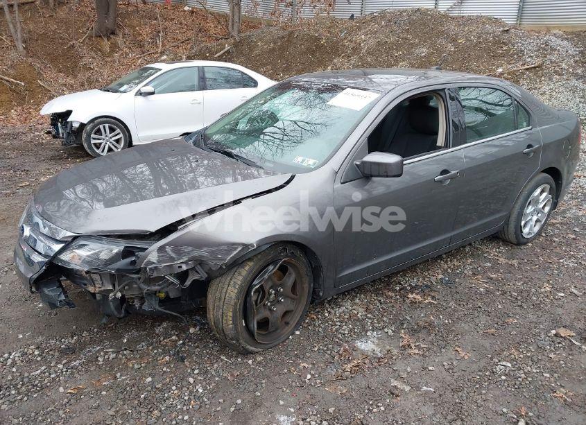 Photo 2 of 2010 Ford Fusion SE (VIN 3FAHP0HAXAR421582)