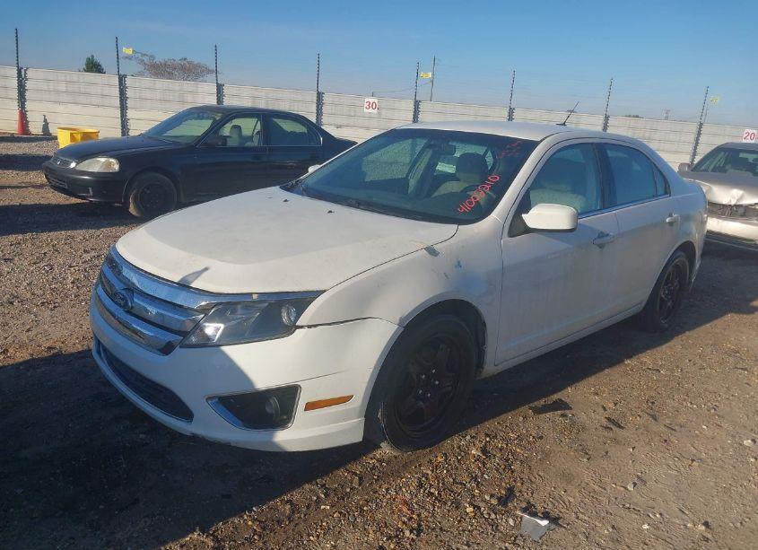 Photo 2 of 2011 Ford Fusion SE (VIN 3FAHP0HAXBR123132)