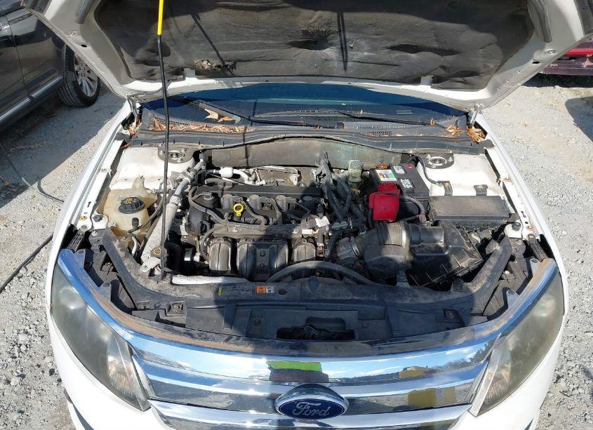 Photo 2 of 2011 Ford Fusion SE (VIN 3FAHP0HAXBR140948)