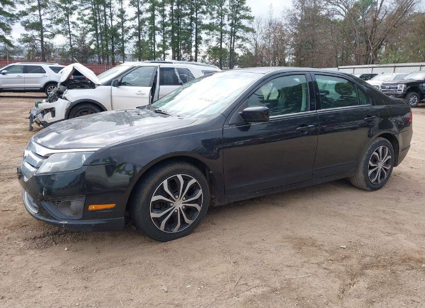 Photo 2 of 2011 Ford Fusion SE (VIN 3FAHP0HAXBR213994)