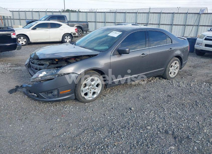 Photo 2 of 2011 Ford Fusion SE (VIN 3FAHP0HAXBR318440)