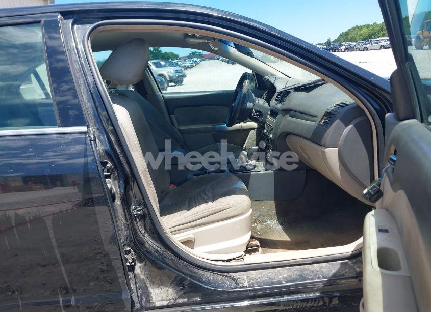 Photo 5 of 2010 Ford Fusion SE (VIN 3FAHP0HG1AR297352)