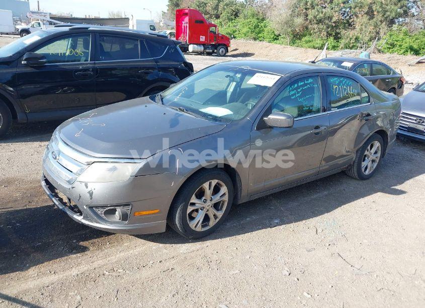 Photo 2 of 2012 Ford Fusion SE (VIN 3FAHP0HG1CR262555)