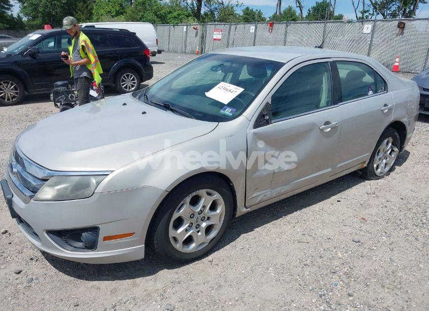 Photo 2 of 2010 Ford Fusion SE (VIN 3FAHP0HG2AR109308)