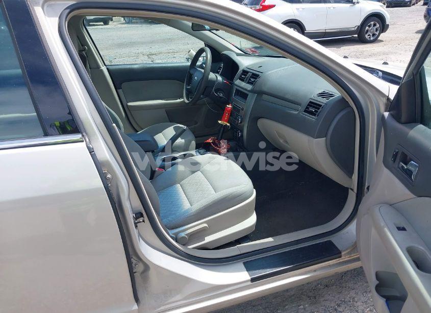 Photo 5 of 2010 Ford Fusion SE (VIN 3FAHP0HG2AR109308)