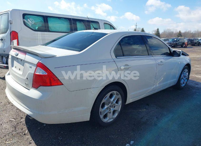 Photo 4 of 2010 Ford Fusion SE (VIN 3FAHP0HG2AR192755)