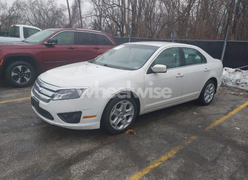 Photo 2 of 2010 Ford Fusion SE (VIN 3FAHP0HG2AR430667)