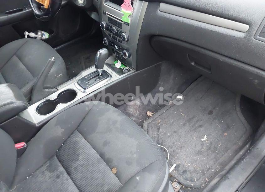 Photo 4 of 2010 Ford Fusion SE (VIN 3FAHP0HG3AR301532)