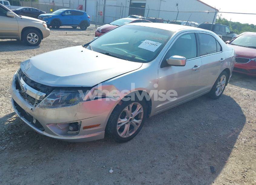 Photo 2 of 2012 Ford Fusion SE (VIN 3FAHP0HG4CR419253)