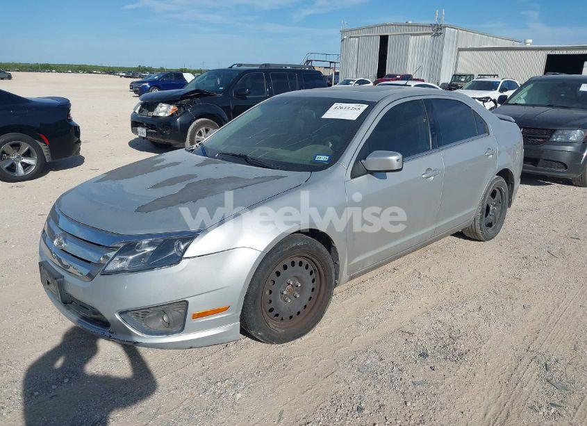Photo 2 of 2010 Ford Fusion SE (VIN 3FAHP0HG5AR247795)