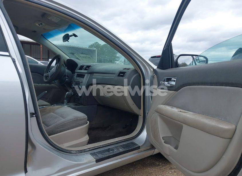 Photo 5 of 2011 Ford Fusion SE (VIN 3FAHP0HG8BR122324)