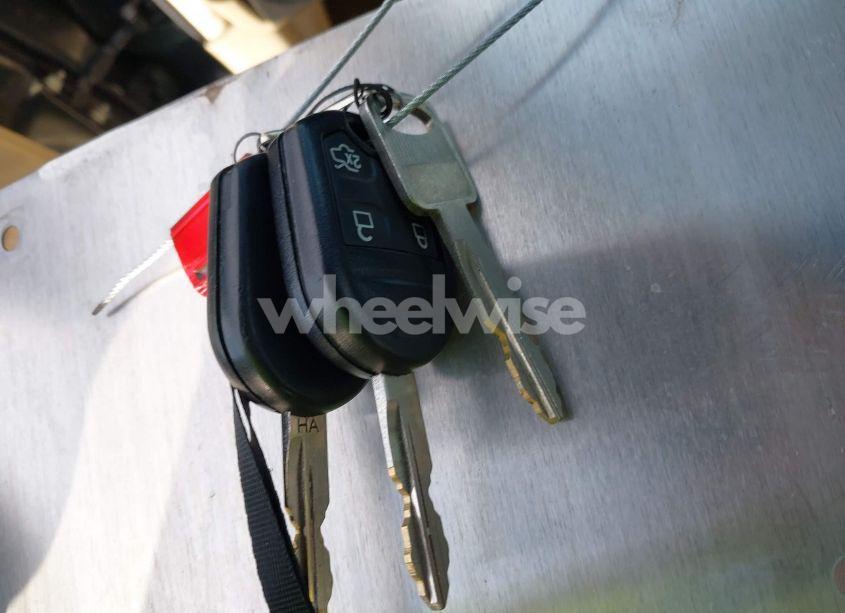 Photo 11 of 2010 Ford Fusion SE (VIN 3FAHP0HG9AR190985)