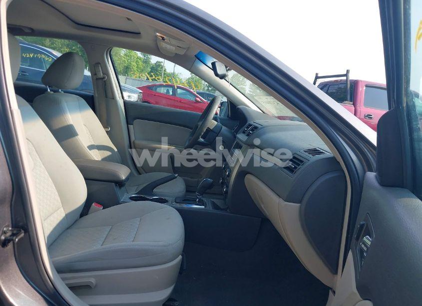 Photo 5 of 2010 Ford Fusion SE (VIN 3FAHP0HG9AR198830)