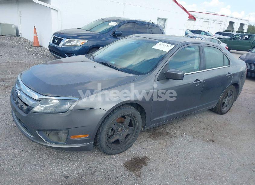 Photo 2 of 2010 Ford Fusion SE (VIN 3FAHP0HG9AR314804)