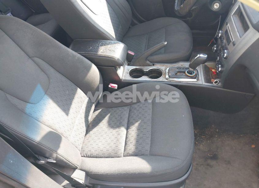 Photo 5 of 2010 Ford Fusion SE (VIN 3FAHP0HG9AR314804)