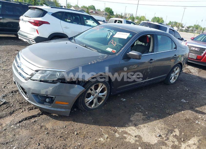 Photo 2 of 2012 Ford Fusion SE (VIN 3FAHP0HG9CR170500)