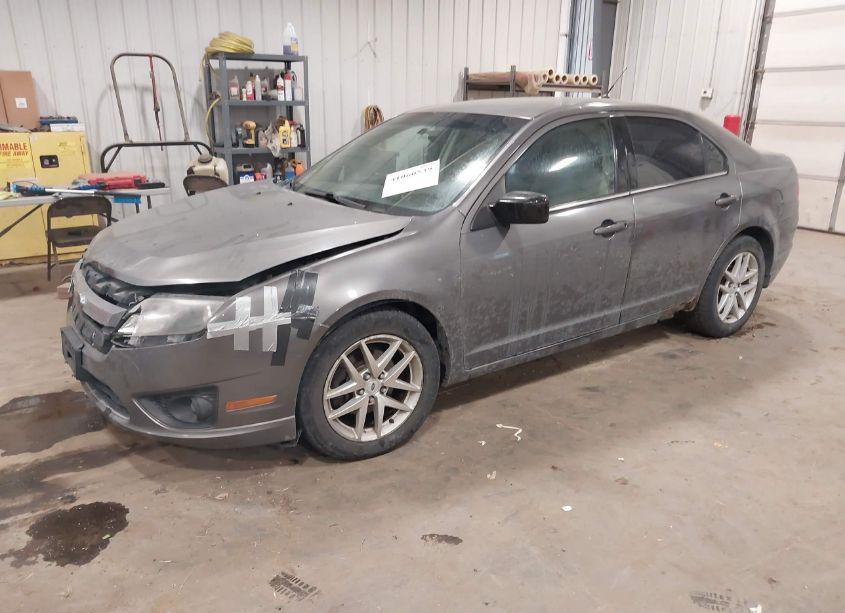 Photo 2 of 2010 Ford Fusion SE (VIN 3FAHP0HGXAR144937)