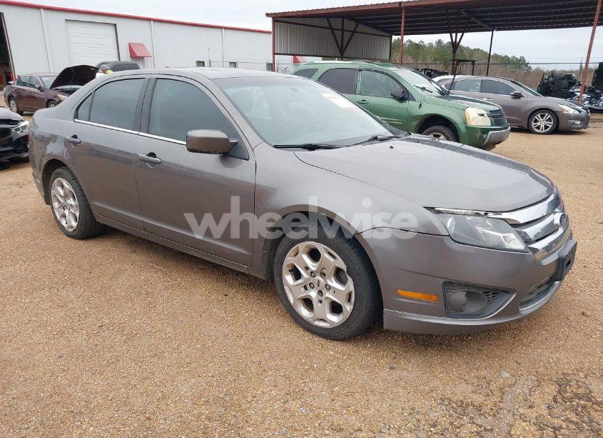 2010 Ford Fusion SE (VIN 3FAHP0HGXAR380701) main photo