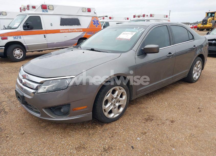 Photo 2 of 2010 Ford Fusion SE (VIN 3FAHP0HGXAR380701)