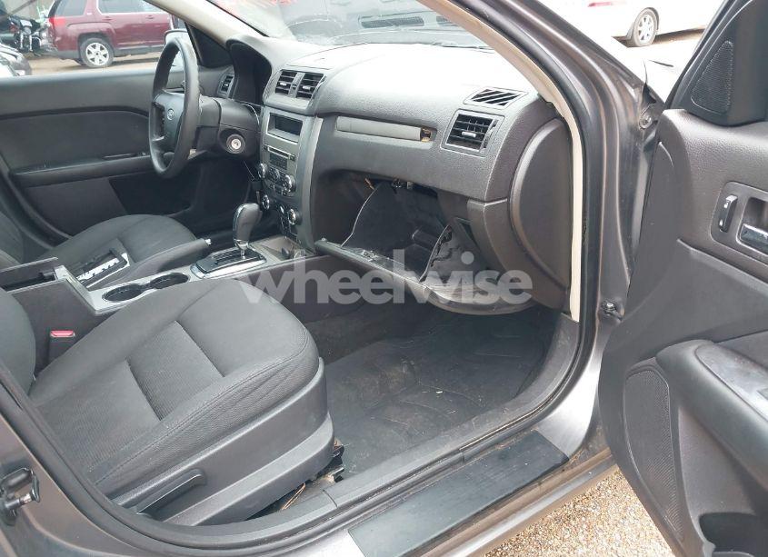 Photo 5 of 2010 Ford Fusion SE (VIN 3FAHP0HGXAR380701)