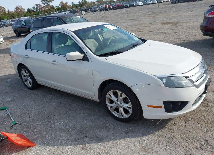 2012 Ford Fusion SE (VIN 3FAHP0HGXCR358829) main photo