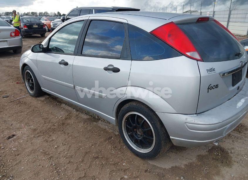Photo 3 of 2002 Ford Focus ZX5 (VIN 3FAHP37332R177926)