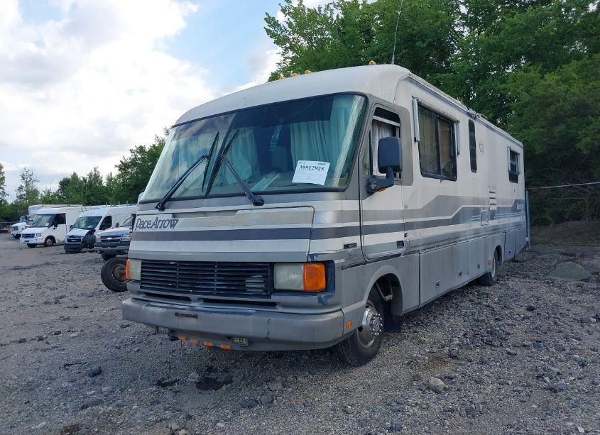 Photo 2 of 1992 Pace Arrow 7341QS (VIN 3FCMFS3G3NJA00828)