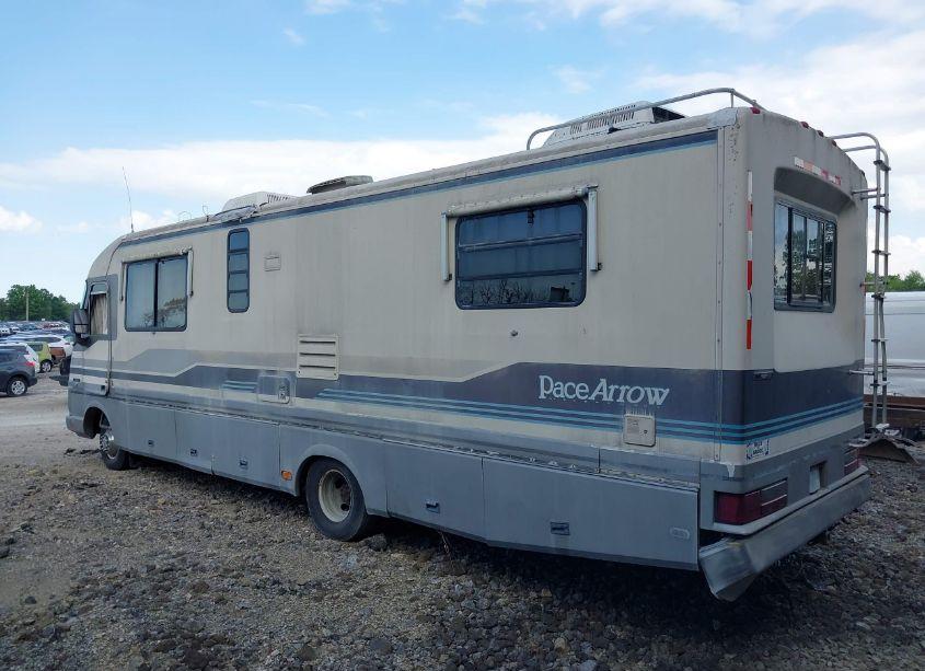 Photo 3 of 1992 Pace Arrow 7341QS (VIN 3FCMFS3G3NJA00828)