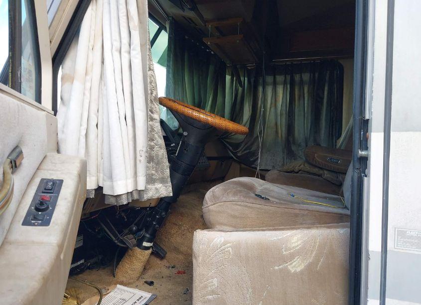 Photo 5 of 1992 Pace Arrow 7341QS (VIN 3FCMFS3G3NJA00828)