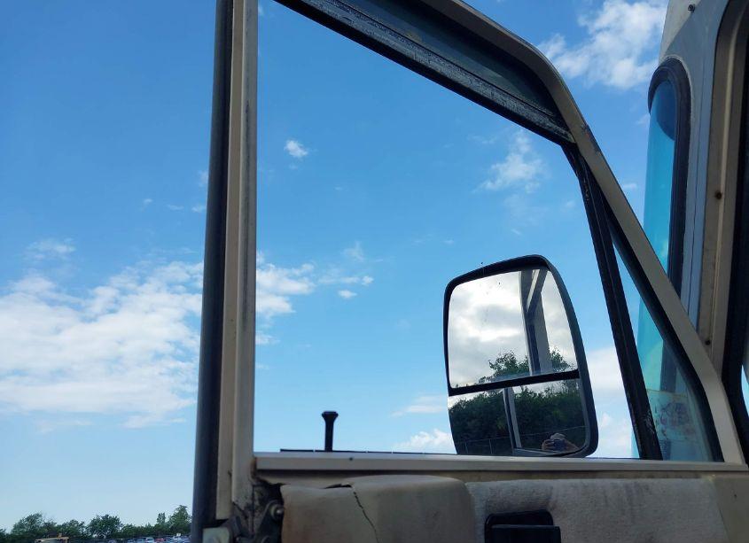 Photo 6 of 1992 Pace Arrow 7341QS (VIN 3FCMFS3G3NJA00828)