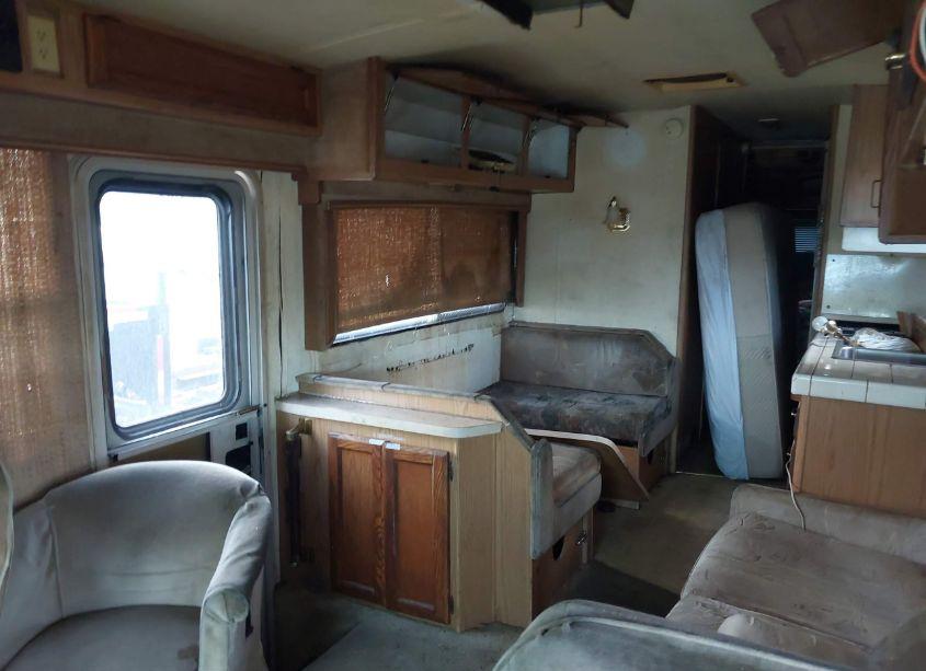 Photo 8 of 1992 Pace Arrow 7341QS (VIN 3FCMFS3G3NJA00828)