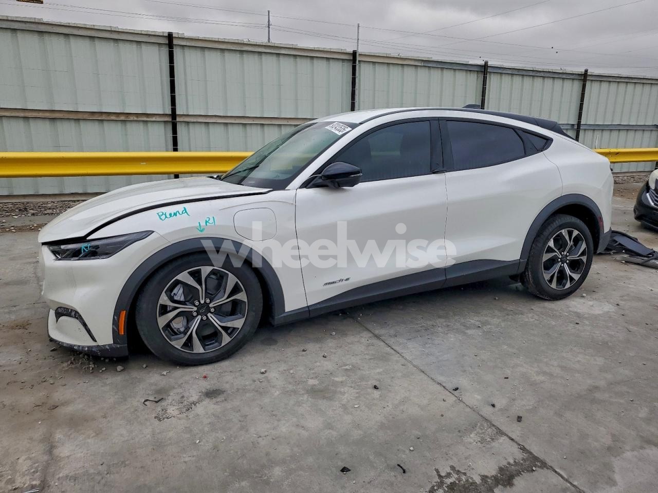 2025 FORD MUSTANG MACH-E SELECT (VIN 3FMTK1R41SMA04458) main photo