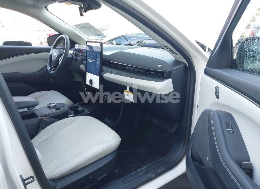 Photo 5 of 2024 Ford Mustang MACH-E PREMIUM (VIN 3FMTK3R72RMA31958)