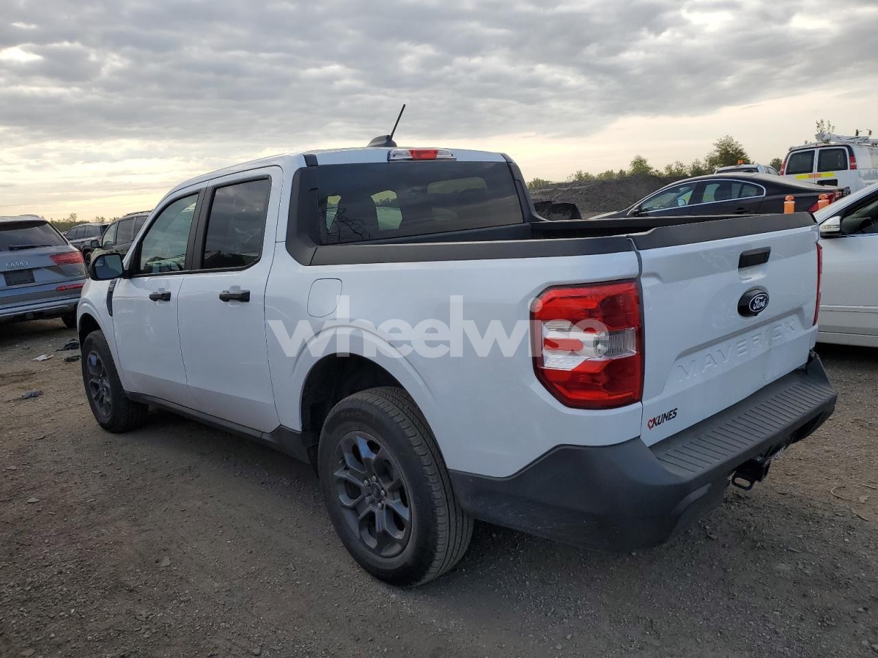 Photo 2 of 2025 FORD MAVERICK XLT (VIN 3FTTW8JA8SRA17424)