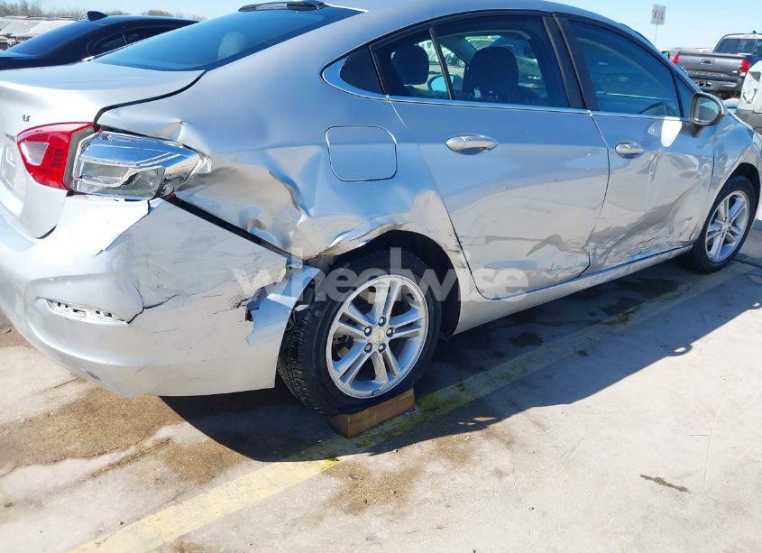 Photo 6 of 2017 Chevrolet Cruze LT AUTO (VIN 3G1BE5SM6HS517744)