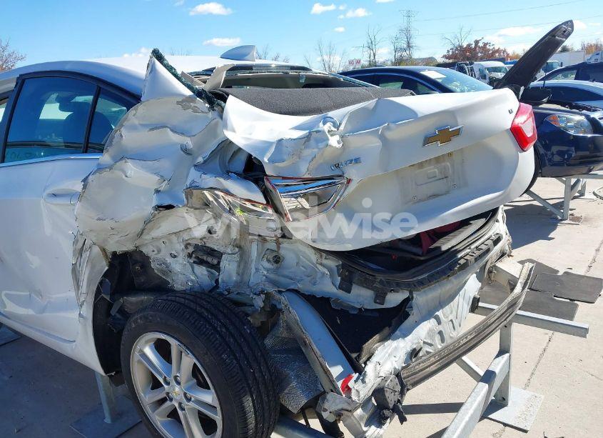 Photo 6 of 2017 Chevrolet Cruze LT AUTO (VIN 3G1BE5SM7HS531751)