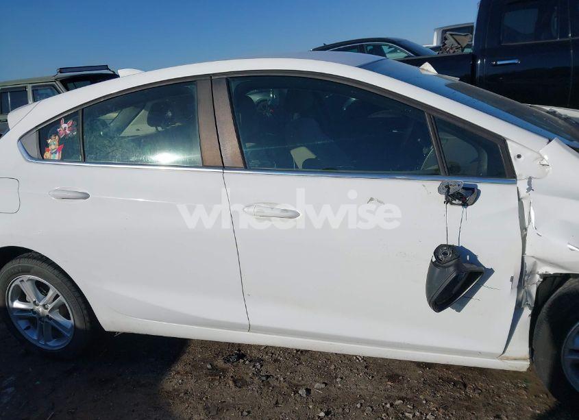 Photo 13 of 2018 Chevrolet Cruze LT AUTO (VIN 3G1BE6SM1JS587468)