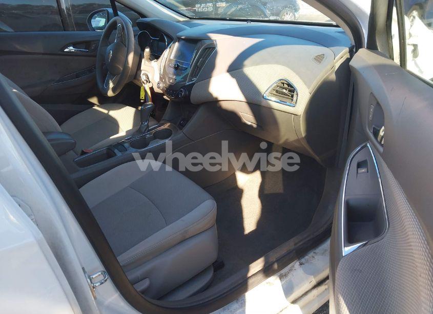 Photo 5 of 2018 Chevrolet Cruze LT AUTO (VIN 3G1BE6SM1JS587468)