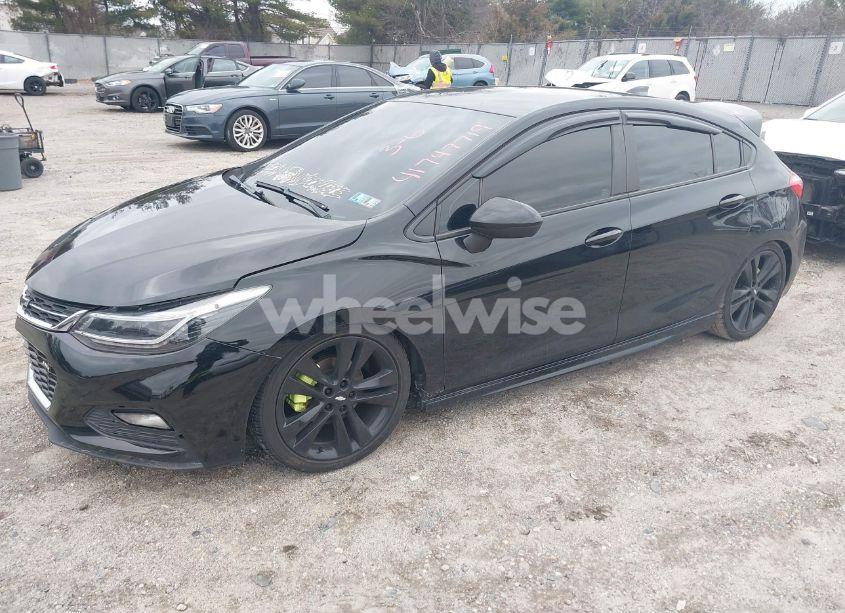 Photo 2 of 2018 Chevrolet Cruze LT (VIN 3G1BE6SM1JS591763)